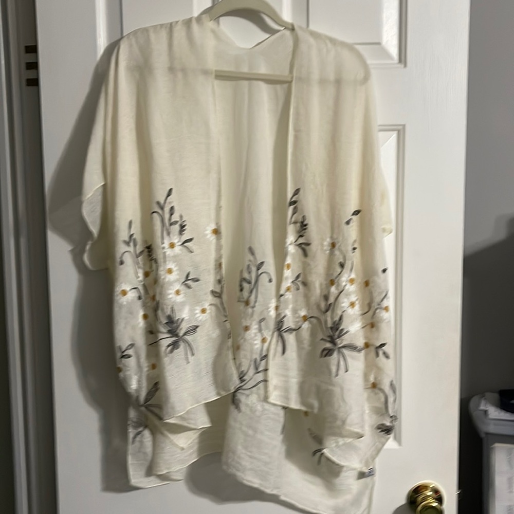 Excellent Condition ivory kimono with embroidered bottom smoke free